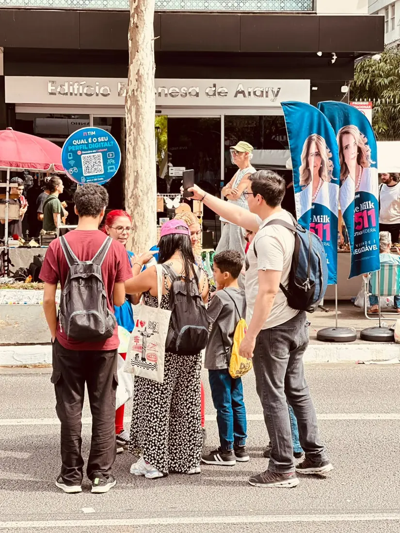 Família lendo o QR Code da TIM